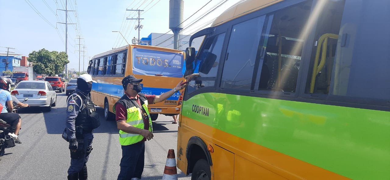 Micro-ônibus irregulares são apreendidos durante fiscalização em Manaus 