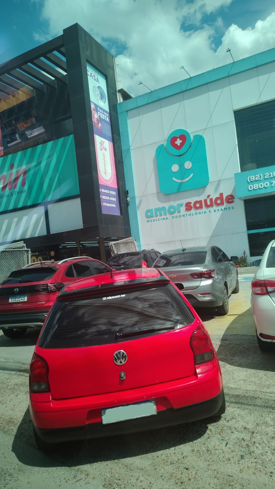 Carros estacionados irregularmente são removidos em várias zonas de Manaus