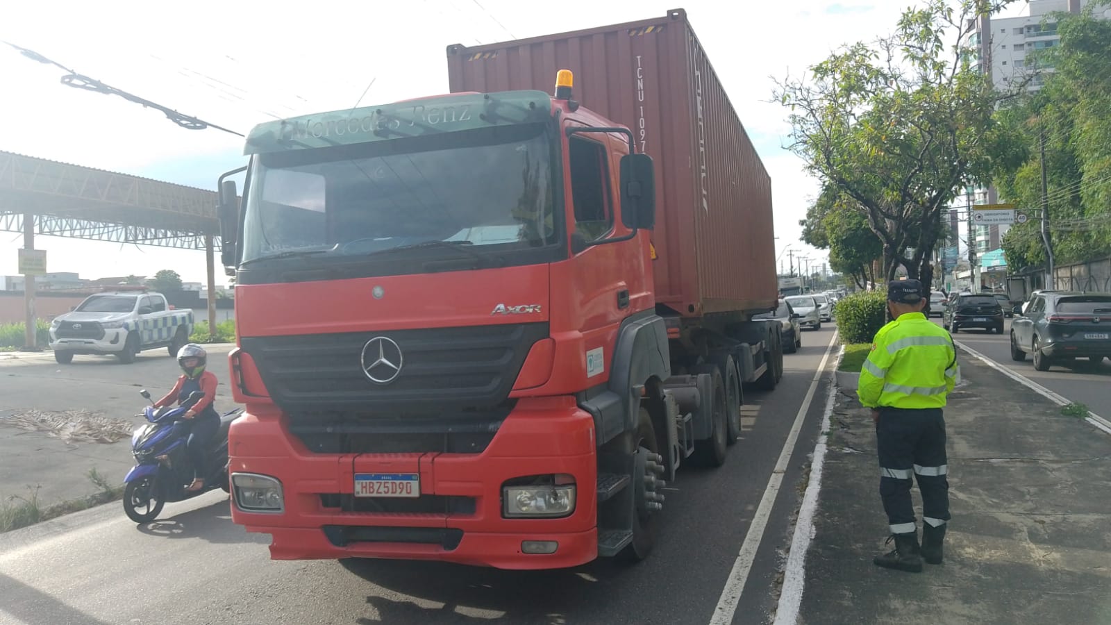 Veículos pesados são alvo de operação e motoristas são multados em Manaus
