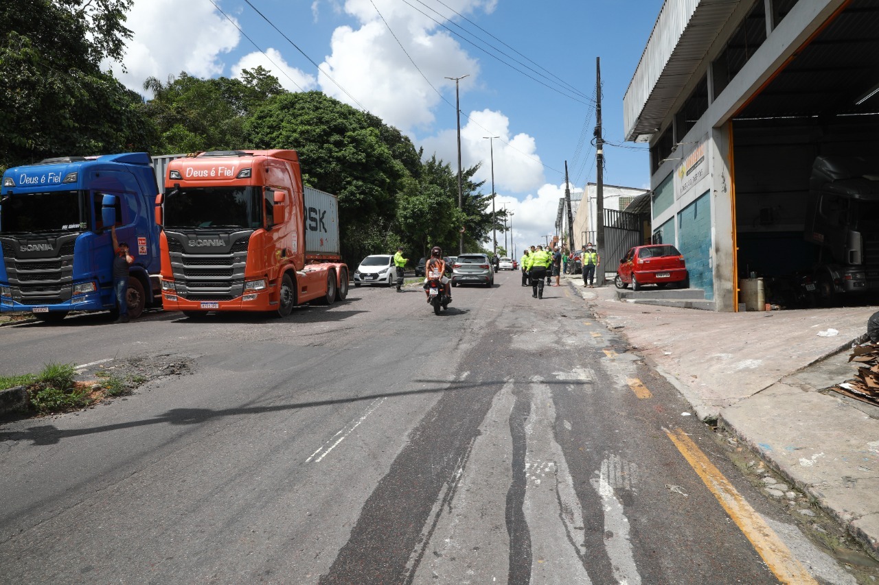 Carretas estacionadas em locais proibidos são multadas em Manaus