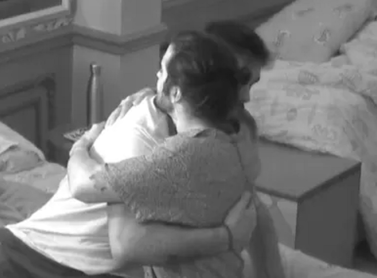 Arthur cai no choro e é consolado por Fiuk: 'medo de ter sido ruim'