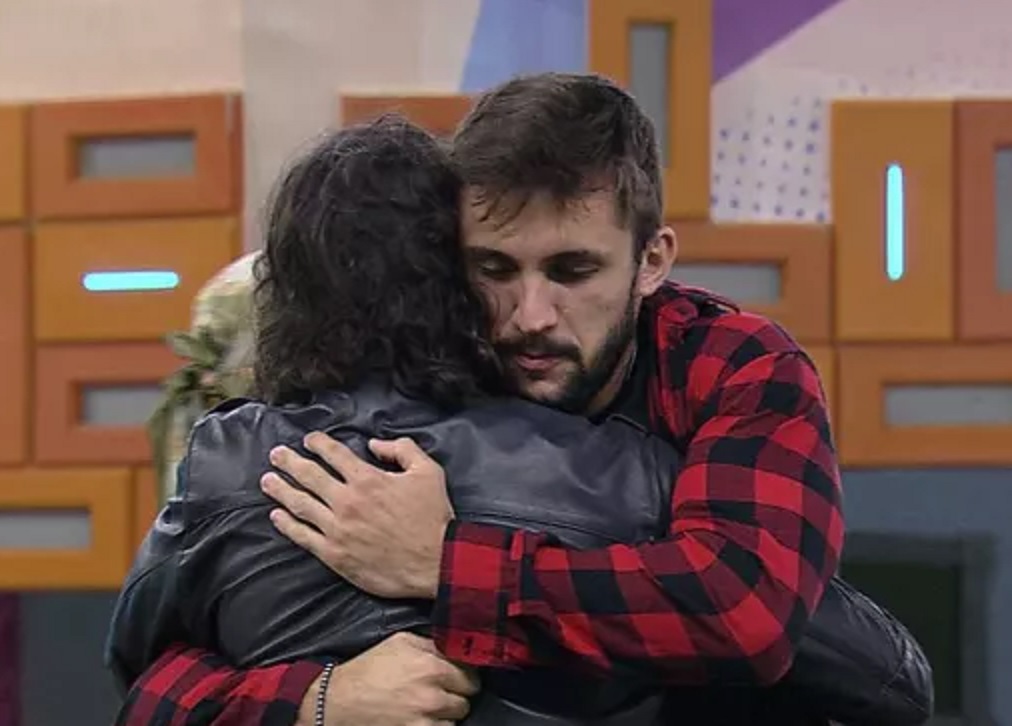 Arthur sela paz com Fiuk; Juliette emociona Gil, Caio faz despedida