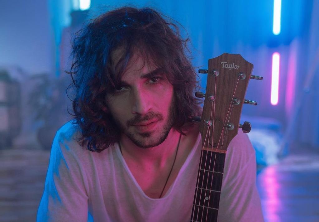 Seguindo estratégia da ex, Manu Gavassi, Fiuk lança clipe confinado no BBB