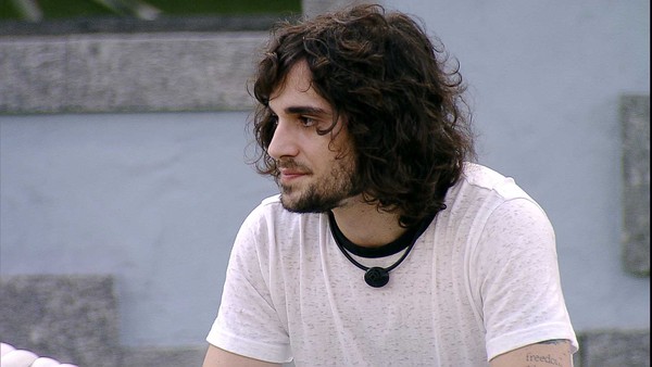 Fiuk após selinho em Thaís: ‘tentei brincar mas melhor não’