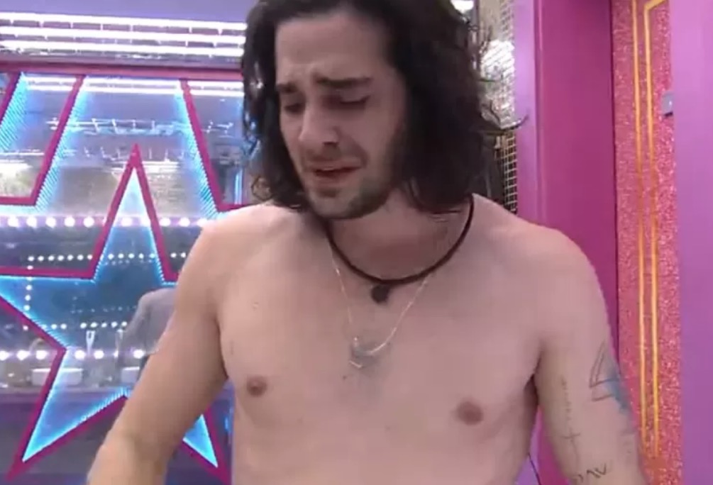 BBB21: Fiuk chora após troca de carícias com Thaís debaixo do edredom