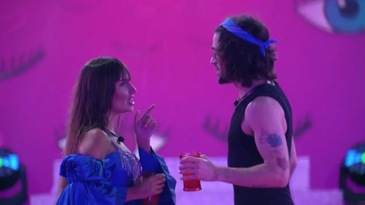 Thaís recebe flechada misteriosa durante festa do BBB21
