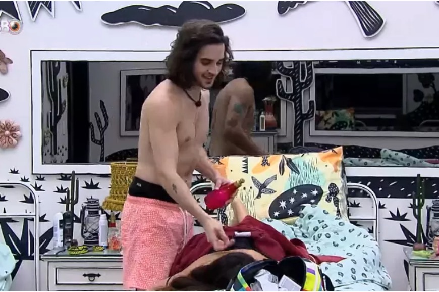 Juliette pede massagem de Fiuk após festa e cantor quase ‘monta’ na sister