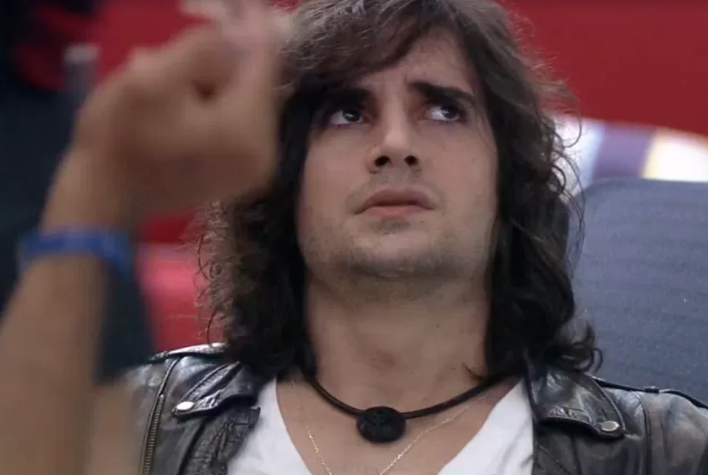 Com medo de Arthur, Fiuk pede companhia para ir à cozinha e brothers riem