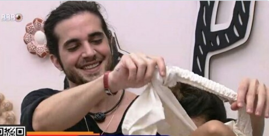 BBB21: Fiuk se oferece para tirar roupa de Juliette e sister aceita
