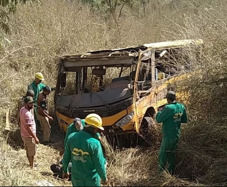 Acidente com ônibus de time de futebol deixa 3 mortos e 10 feridos 