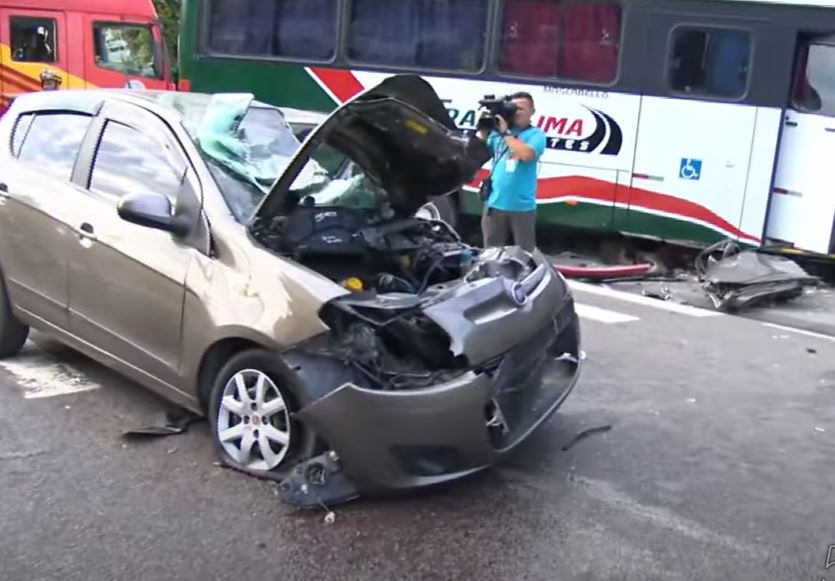 Acidente com carro de aplicativo e micro-ônibus deixa 3 feridos em Manaus