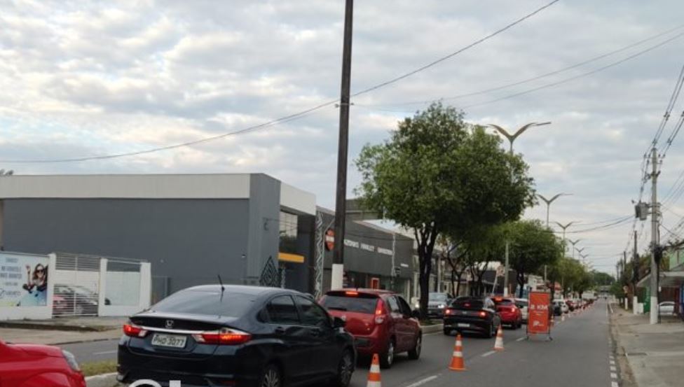 Interdição em pista deixa trânsito congestionado em avenida de Manaus