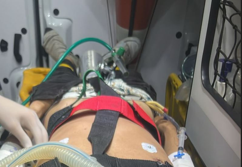 Jovem fica gravemente ferido em acidente entre moto e ônibus no Novo Israel