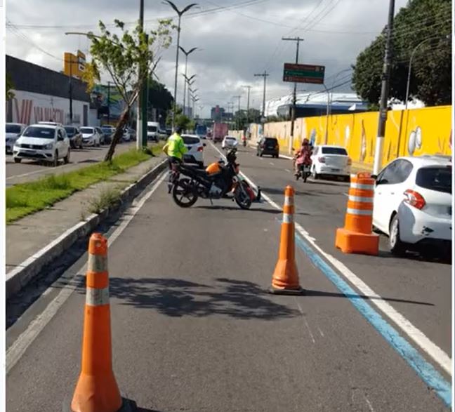 Acidente deixa um ferido e trânsito caótico em avenida de Manaus