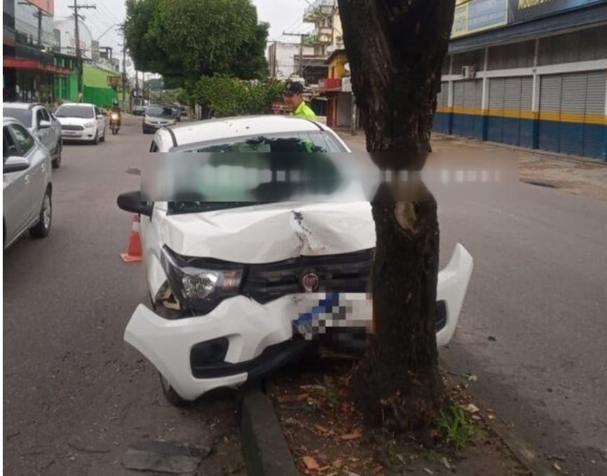 Carro invade canteiro central e atinge árvore em avenida de Manaus