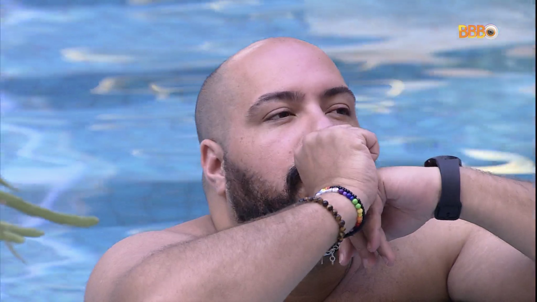 Em vídeo, Tiago Abravanel confirma que chupa dedo para virar meme no BBB 22