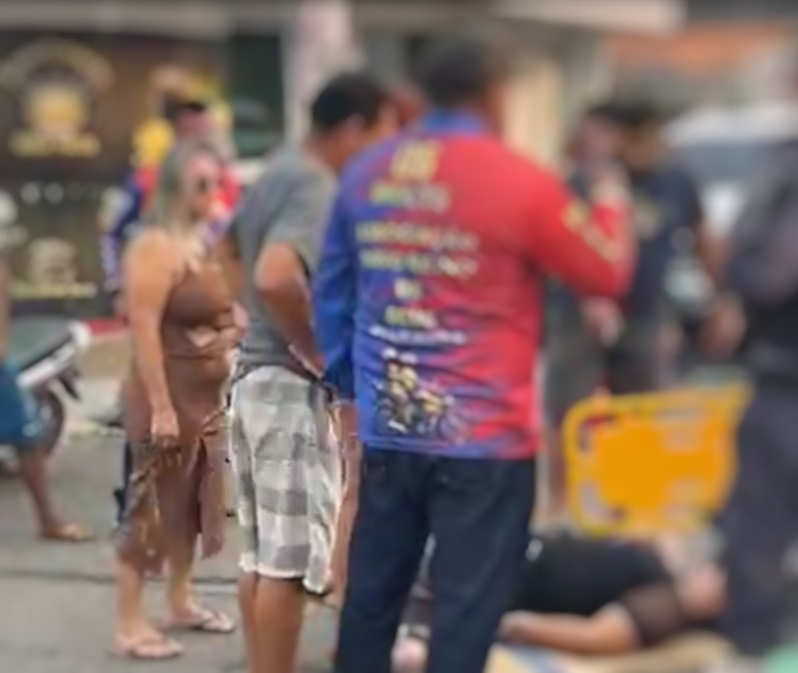 Mulher fica ferida em acidente entre carro e moto em Itacoatiara