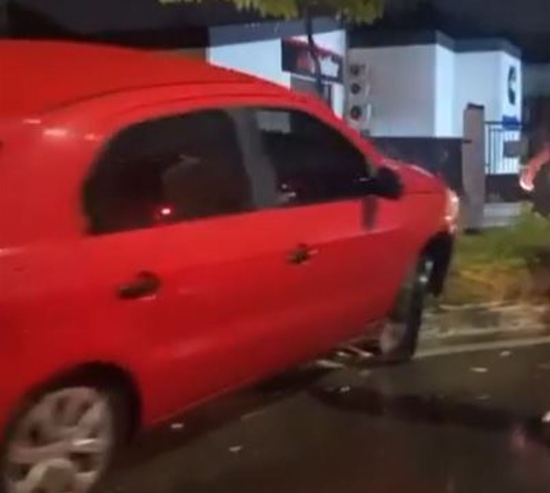 Carro é arremessado para cima de canteiro central após acidente em Manaus 