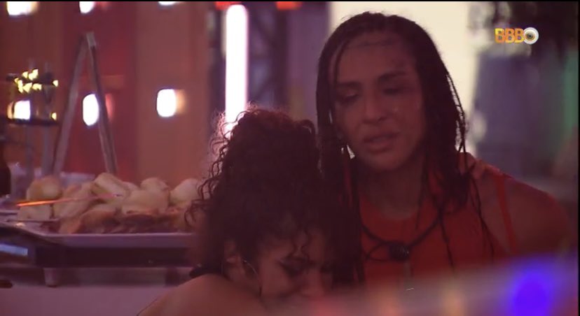 Lina chora com medo de julgamentos após beijar Maria em festa do BBB22