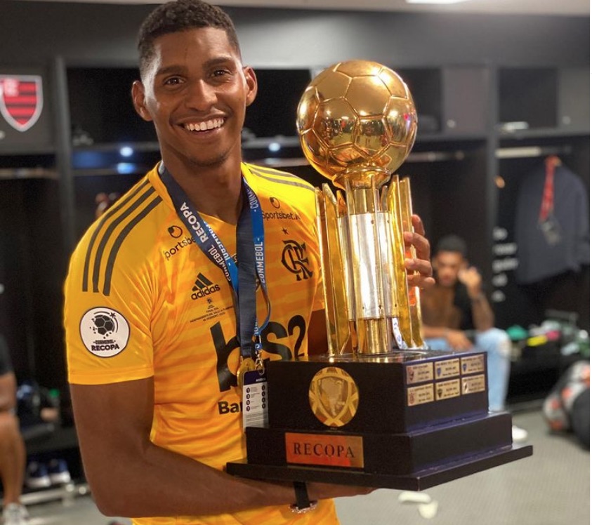 Goleiro do Flamengo perde noiva após faz festa clandestina e traição