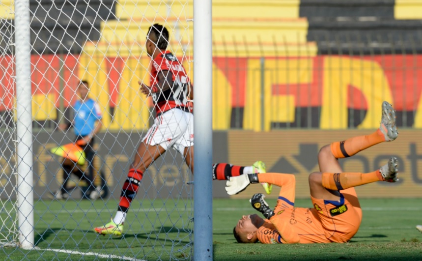 Flamengo vence Sport por 2 a 0 e se aproxima do G4 