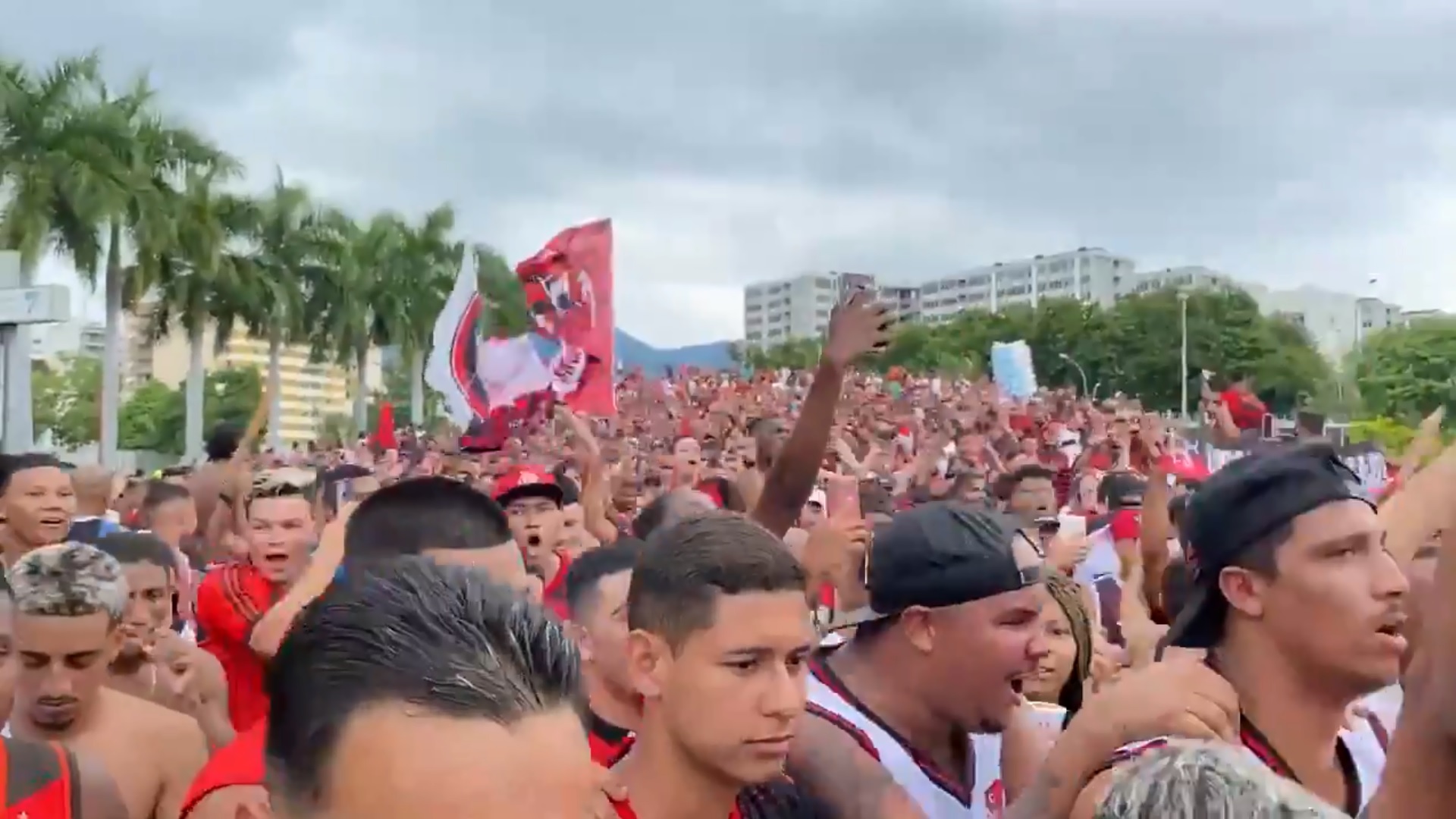 Vídeo: Aglomeração 'invade' Maracanã para partida entre Flamengo e Inter