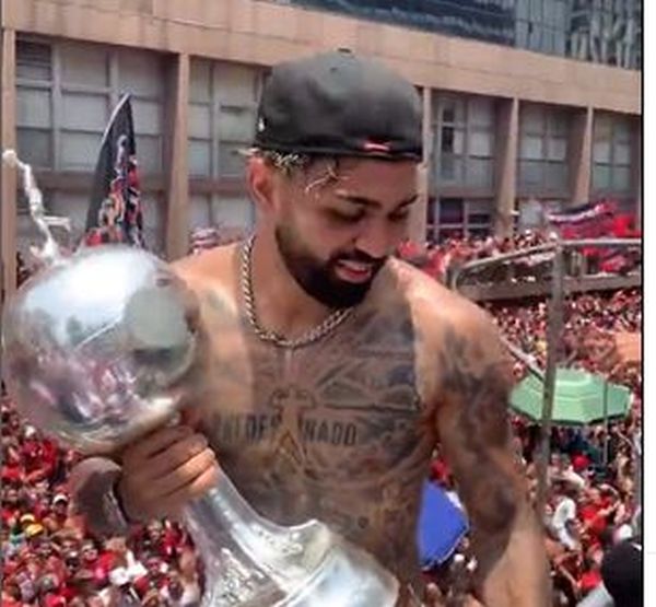 Flamengo faz festa no Centro do Rio e Gabigol empolga torcida