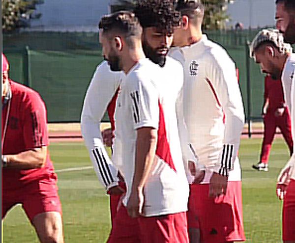 Primeiro treino do Flamengo no Marrocos tem bom gramado e música de Jorge Aragão