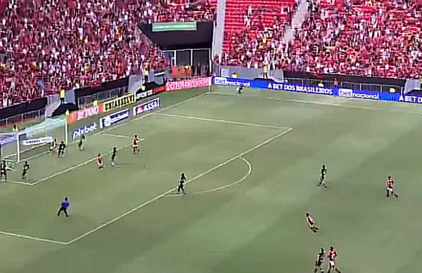 Com gol relâmpago, Flamengo vence o Botafogo em jogo tumultuado