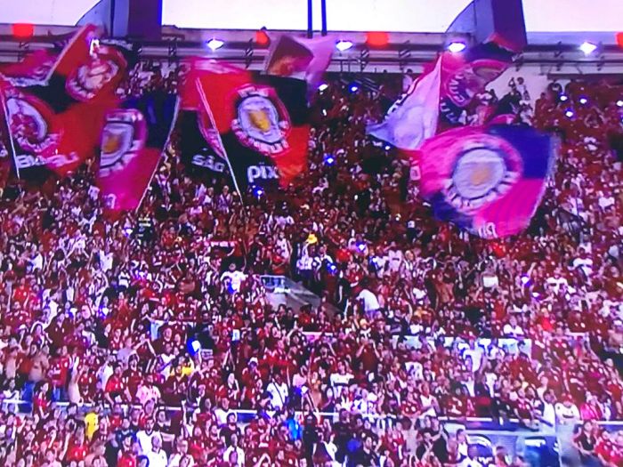 Flamengo se reencontra e bate o Coritiba no Maracanã