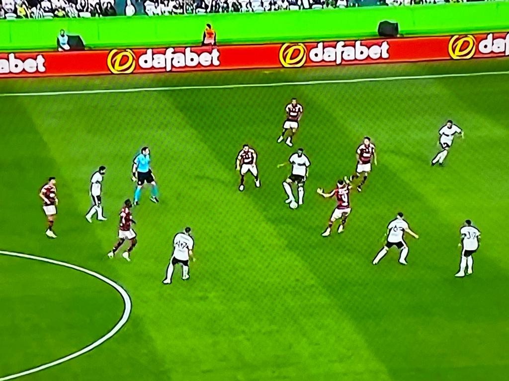 Flamengo marca no fim e vence Coritiba com golaço de Gerson em grande jogo
