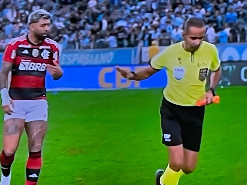 Flamengo domina, vence Grêmio em jogo quente e encaminha vaga na final