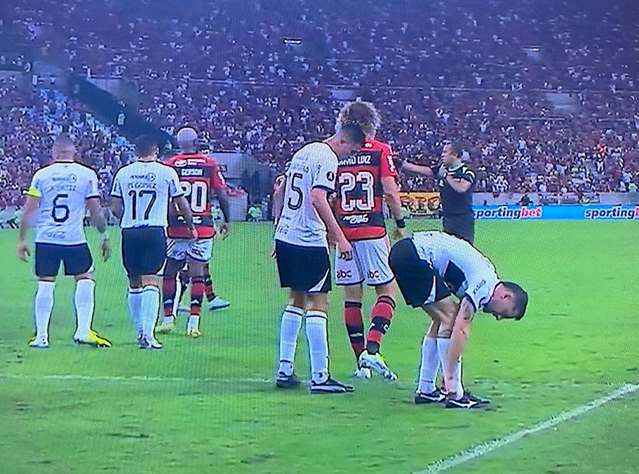Flamengo bate Olimpia com gol de BH e larga na frente na Libertadores