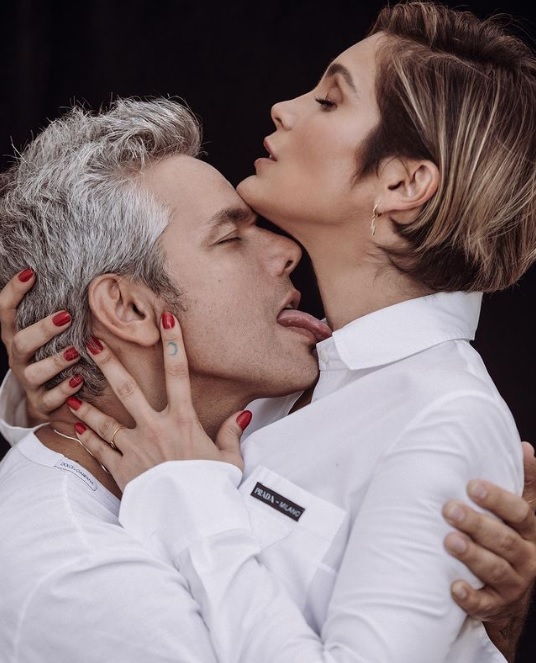 Otaviano Costa e Flávia Alessandra sensualizam com foto de linguada