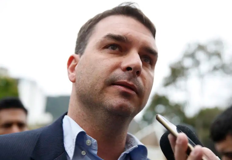 Flávio Bolsonaro promete anunciar ministros durante campanha presidencial