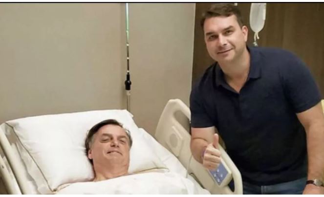 Presidente deve ficar três dias internado, diz Flávio Bolsonaro