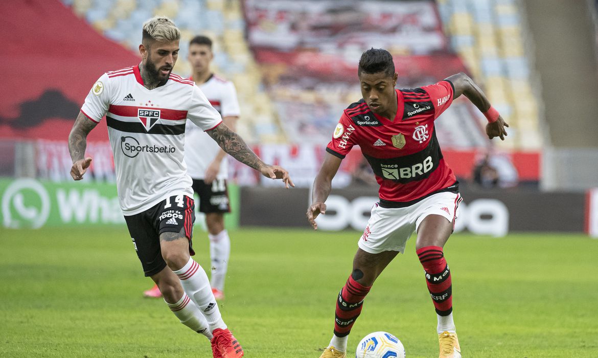 Com esperança de título, Flamengo enfrenta o São Paulo hoje no Morumbi