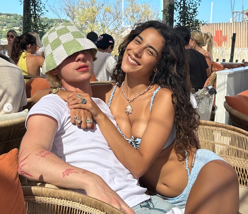 Juliano Floss e Marina Sena posam agarradinhos e influencer se declara 