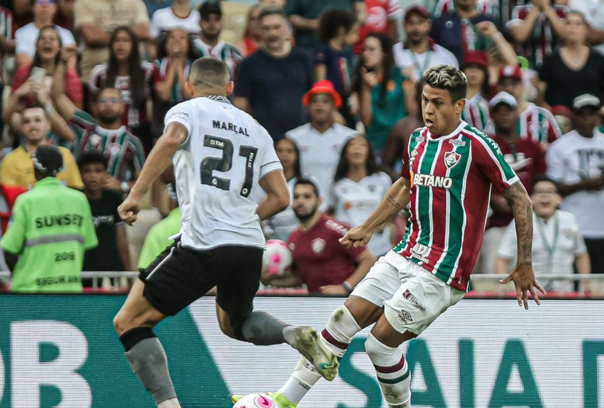 Fluminense arranca empate contra Botafogo com brilho de Matheus Martins