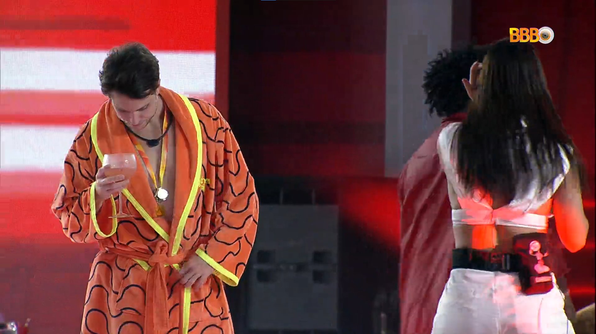 Lucas dispensa roupa da produção do BBB 22 e fica só de roupão em festa