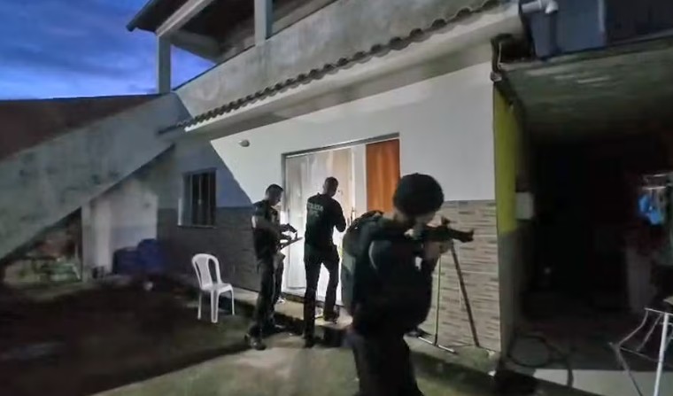 Operação prende 13 membros do Comando Vermelho no Rio de Janeiro