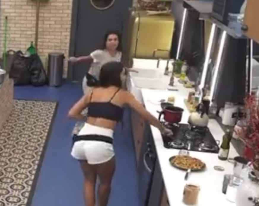 Marina Ferrari ateia fogo no próprio cabelo ao se distrair na cozinha