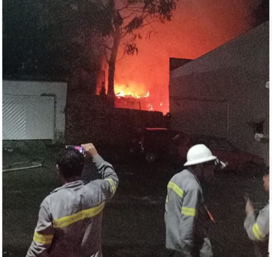 Incêndio em casa causa destruição e desespero entre moradores em Manaus