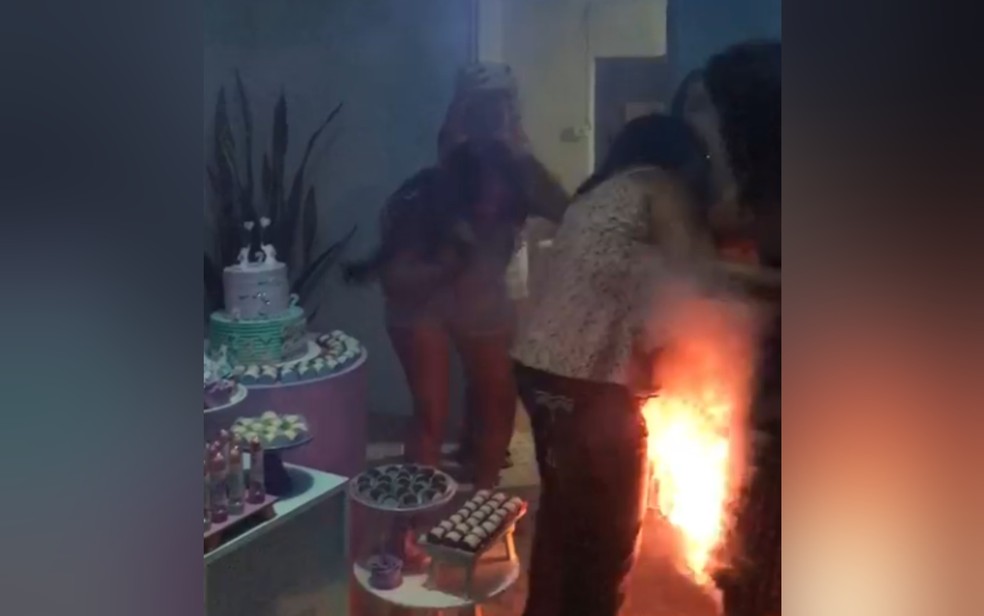 Vestido de grávida pega fogo durante chá de revelação; veja vídeo