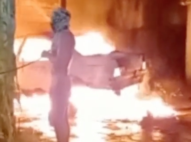 Mulher é suspeita de atear fogo em carro na garagem de casa em Manaus