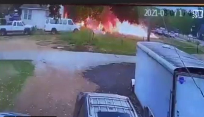 Vídeo mostra queda violenta de ultraleve em residência; ninguém sobreviveu