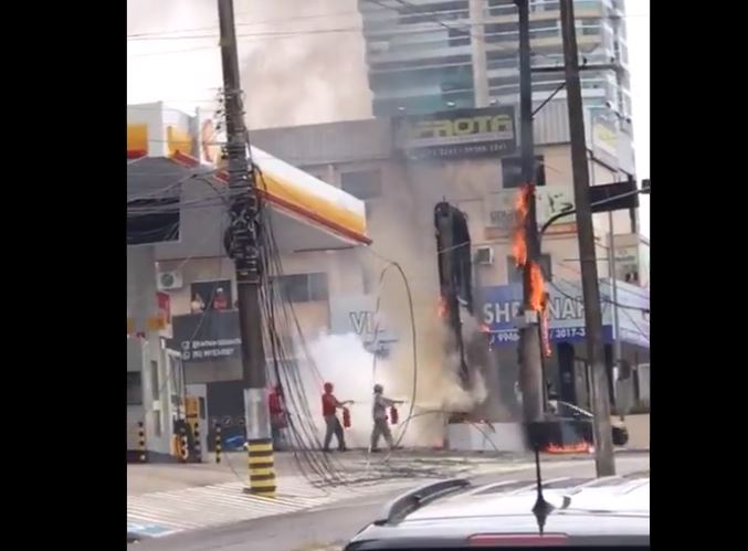Bairros ficam sem energia e sem internet após incêndio em postes em Manaus