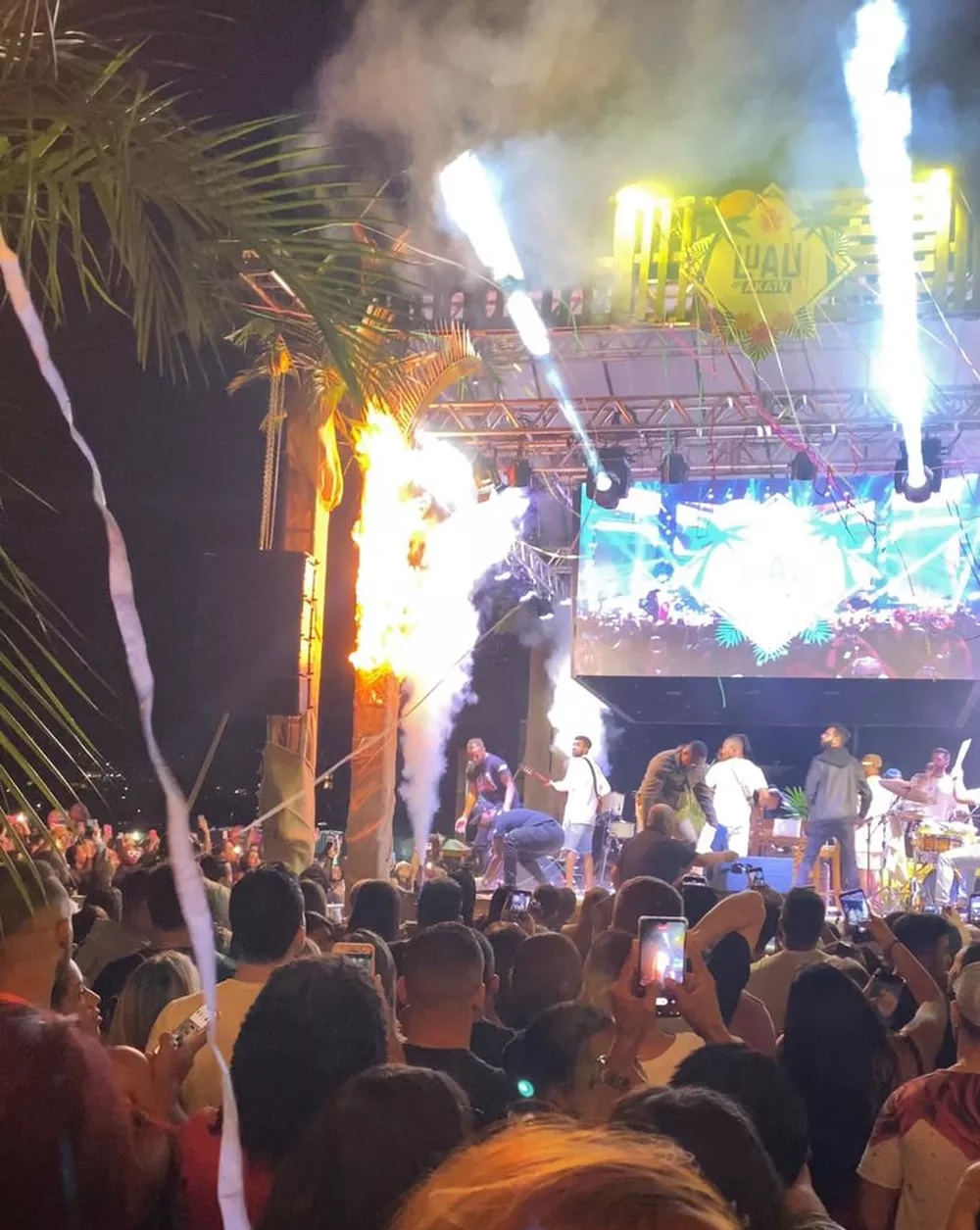 Fogo atinge lateral de palco durante show e extintor não funciona