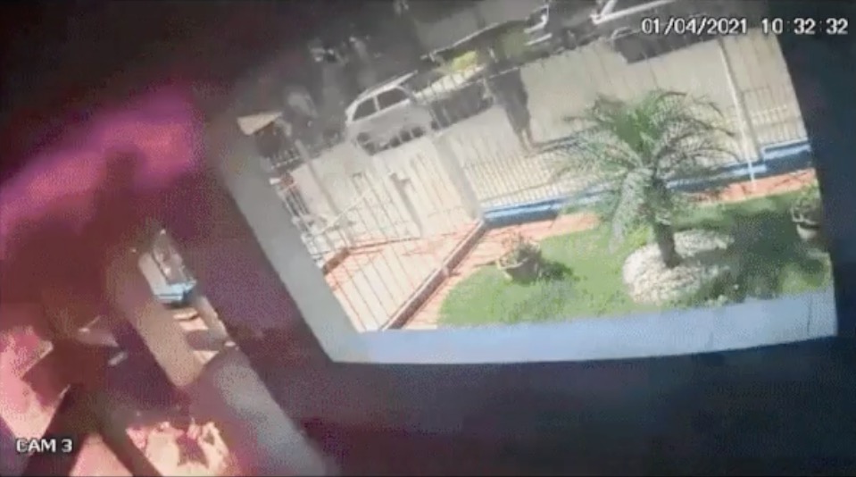 Vídeo: Cabeleireiro ateia fogo em prefeitura após medidas restritivas