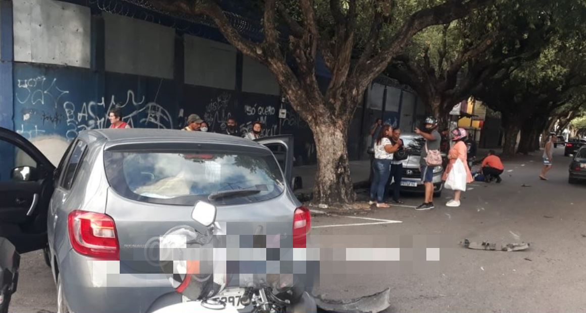 Acidente entre carro e moto deixa trânsito complicado no Centro de Manaus